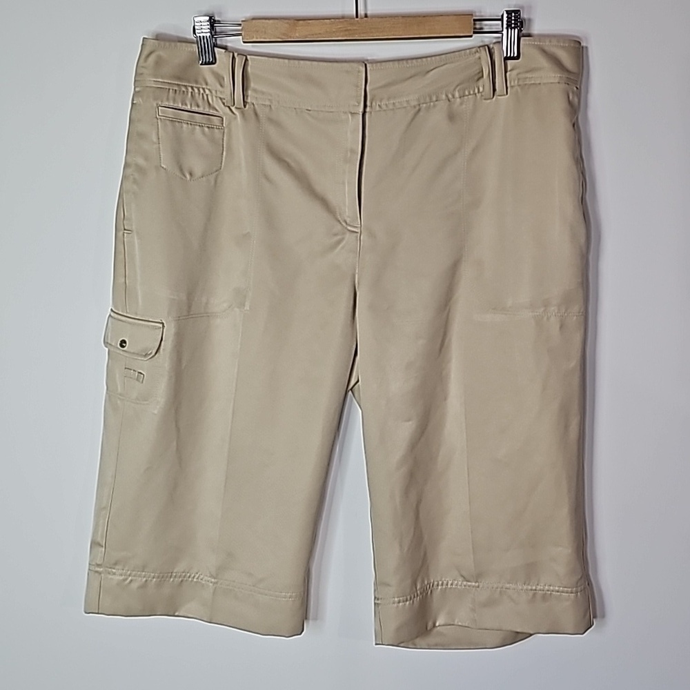 Izod size 16 cream athletic stretch shorts